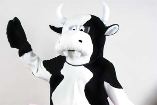 Мужчина в костюме коровы сумел украсть 98 л. молока