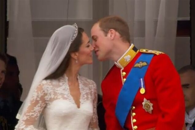 Уильям и Кэтрин скрепили свой союз поцелуем. Фото