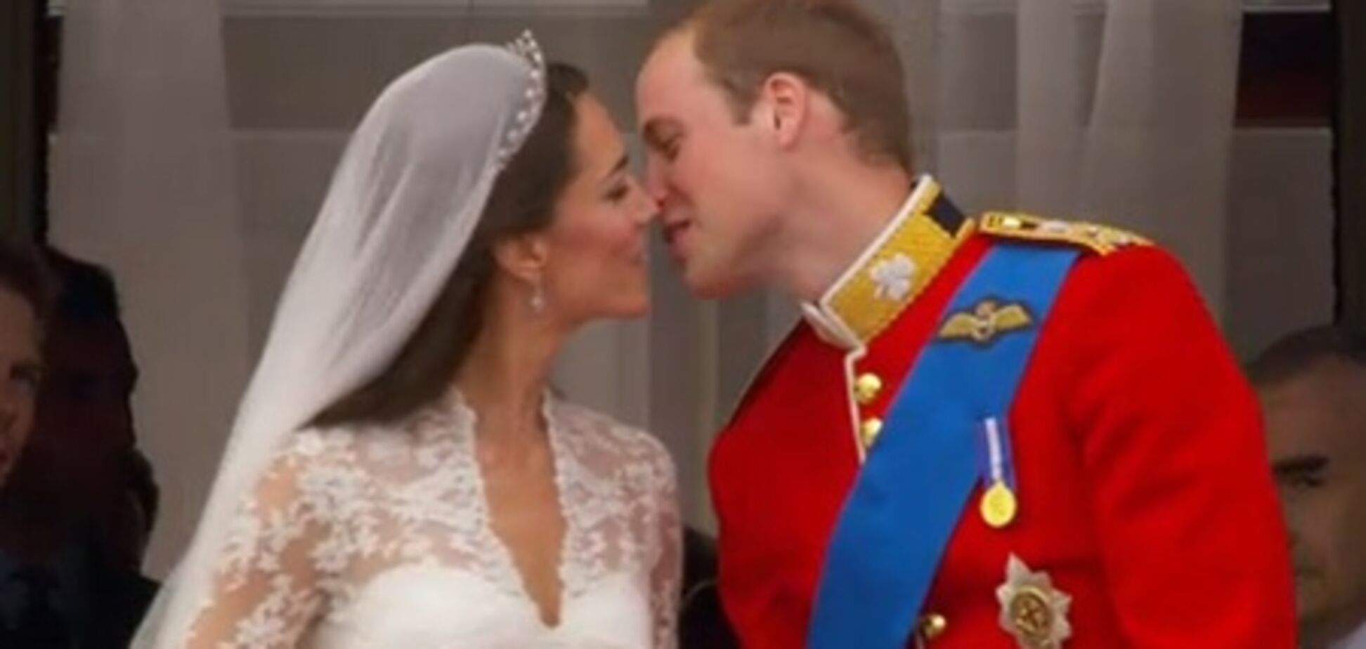 Уильям и Кэтрин скрепили свой союз поцелуем. Фото