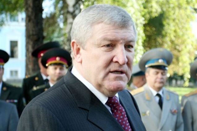 Азаров «намылил шею» министру обороны Ежелю за нарушение закона