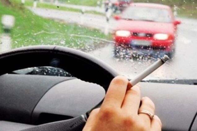 Водіям хочуть заборонити курити за кермом