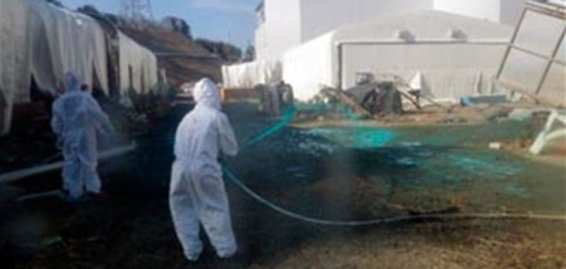 На 'Фукусима-1' не могут остановить утечку зараженной воды. В ход пошел белый порошок