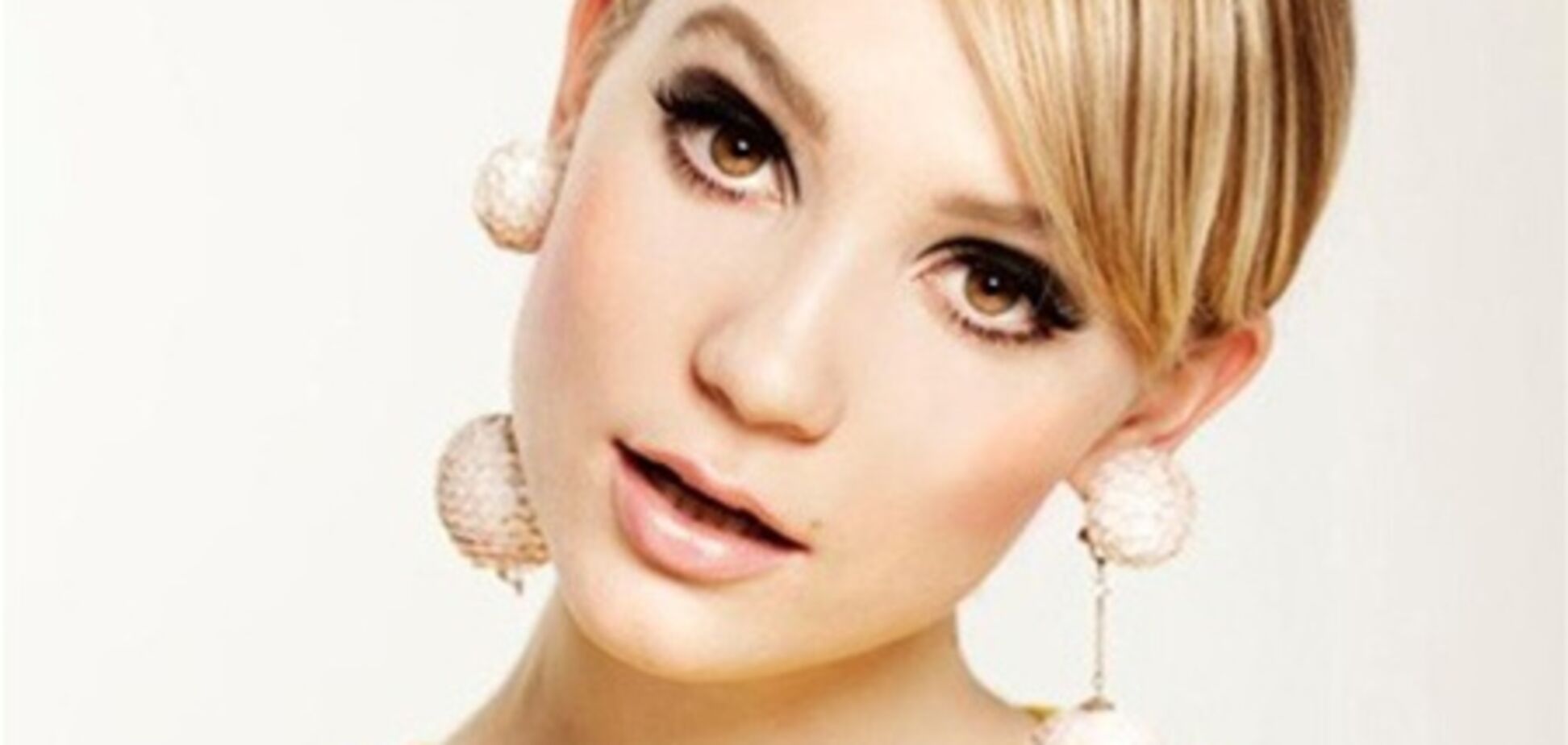 Миа Васиковска в секс-образе 60-х