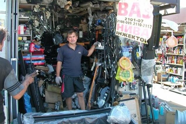 У Києві відбувається бандитський напад на авторинок