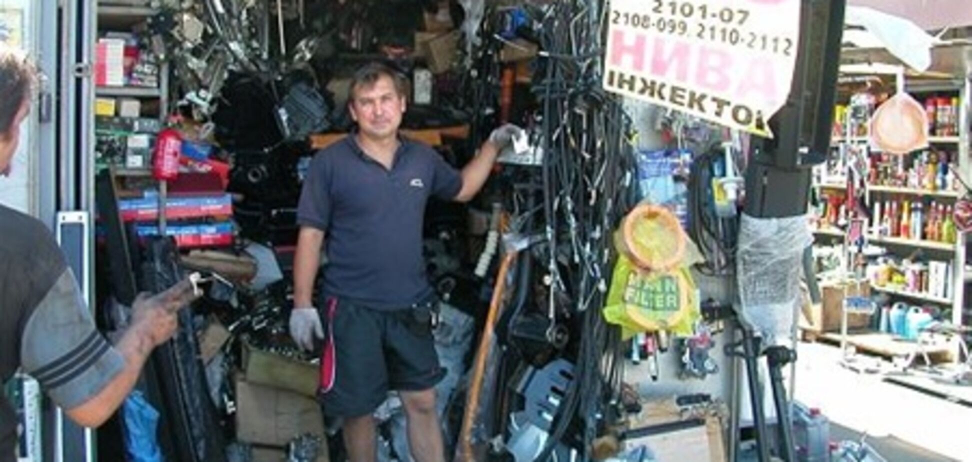 У Києві відбувається бандитський напад на авторинок