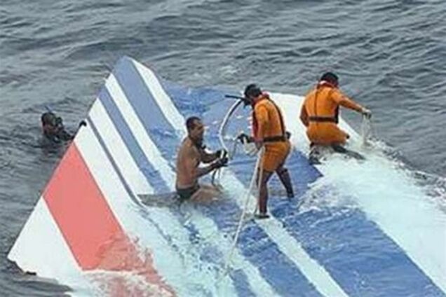 Найдены обломки разбившегося над Атлантикой рейса Рио-Париж