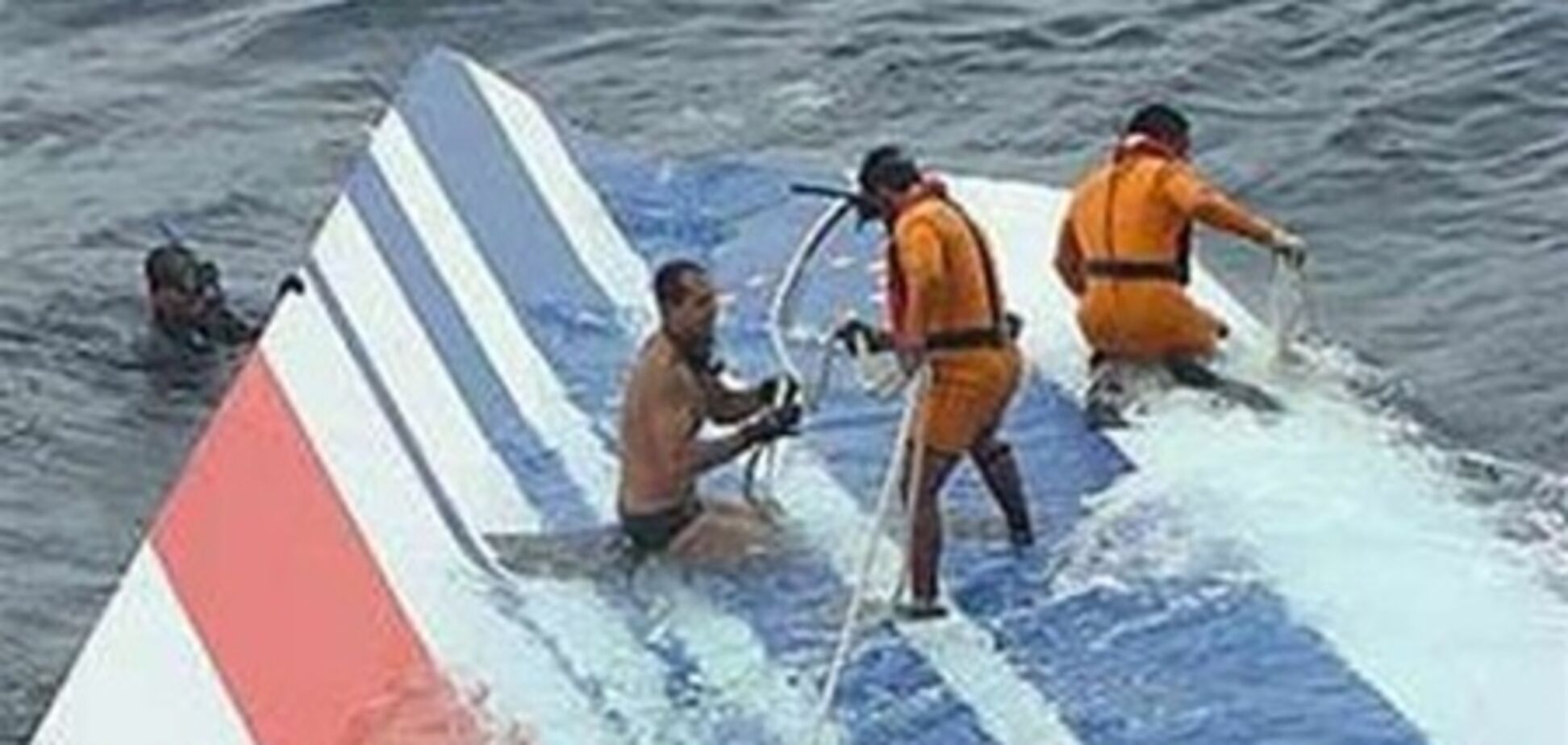 Найдены обломки разбившегося над Атлантикой рейса Рио-Париж