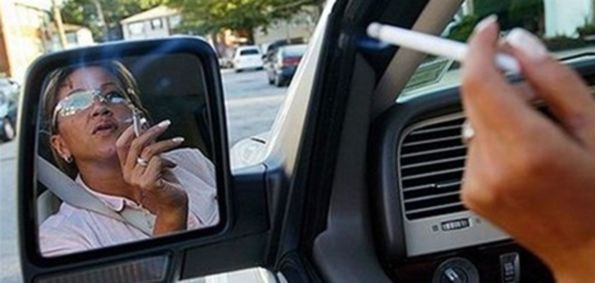 Водителям хотят запретить курить в машинах, но еще не знают как