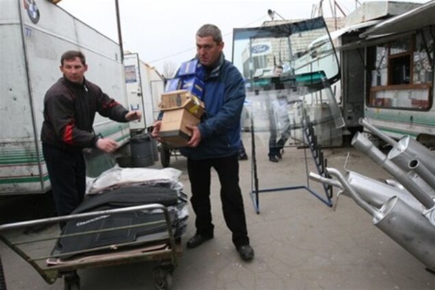 Продавцы бегут с авторынка на Перова