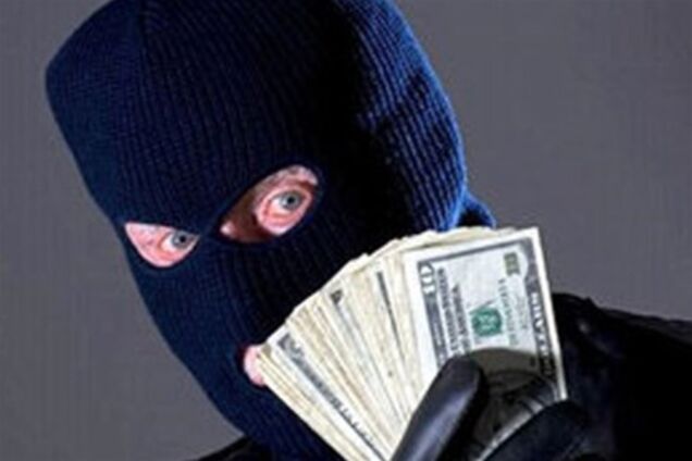 Неизвестный, вооруженный автоматом и гранатой, ограбил обменник