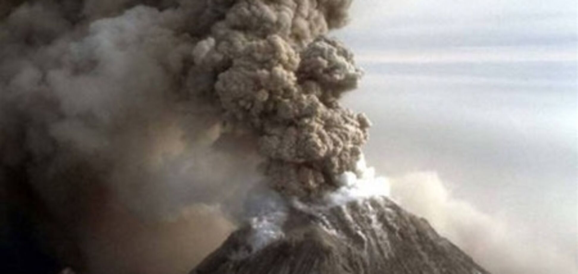 Вулкан на Камчатці викидає попіл на висоту до 7,5 км