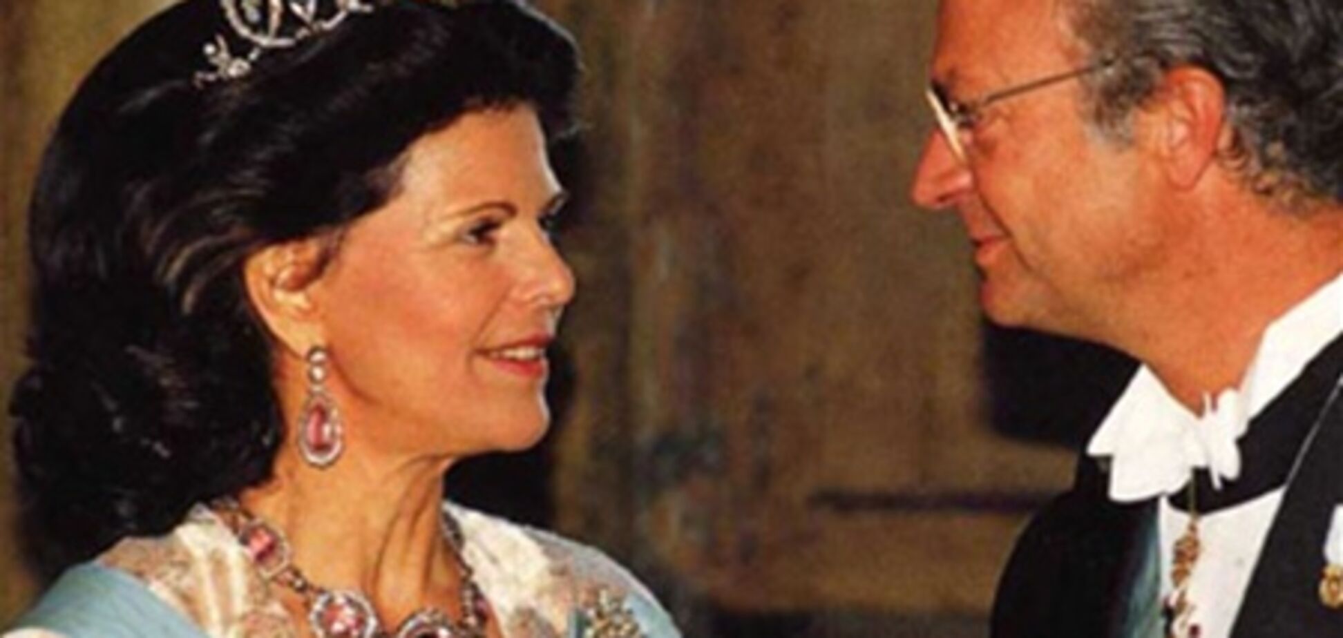 Королева Швеции пострадала из-за навязчивых фотографов