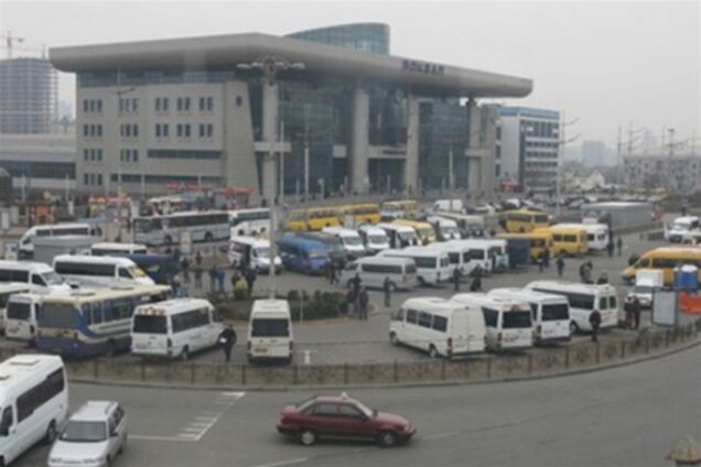 Возле столичного ЖД-вокзала убрали парковку