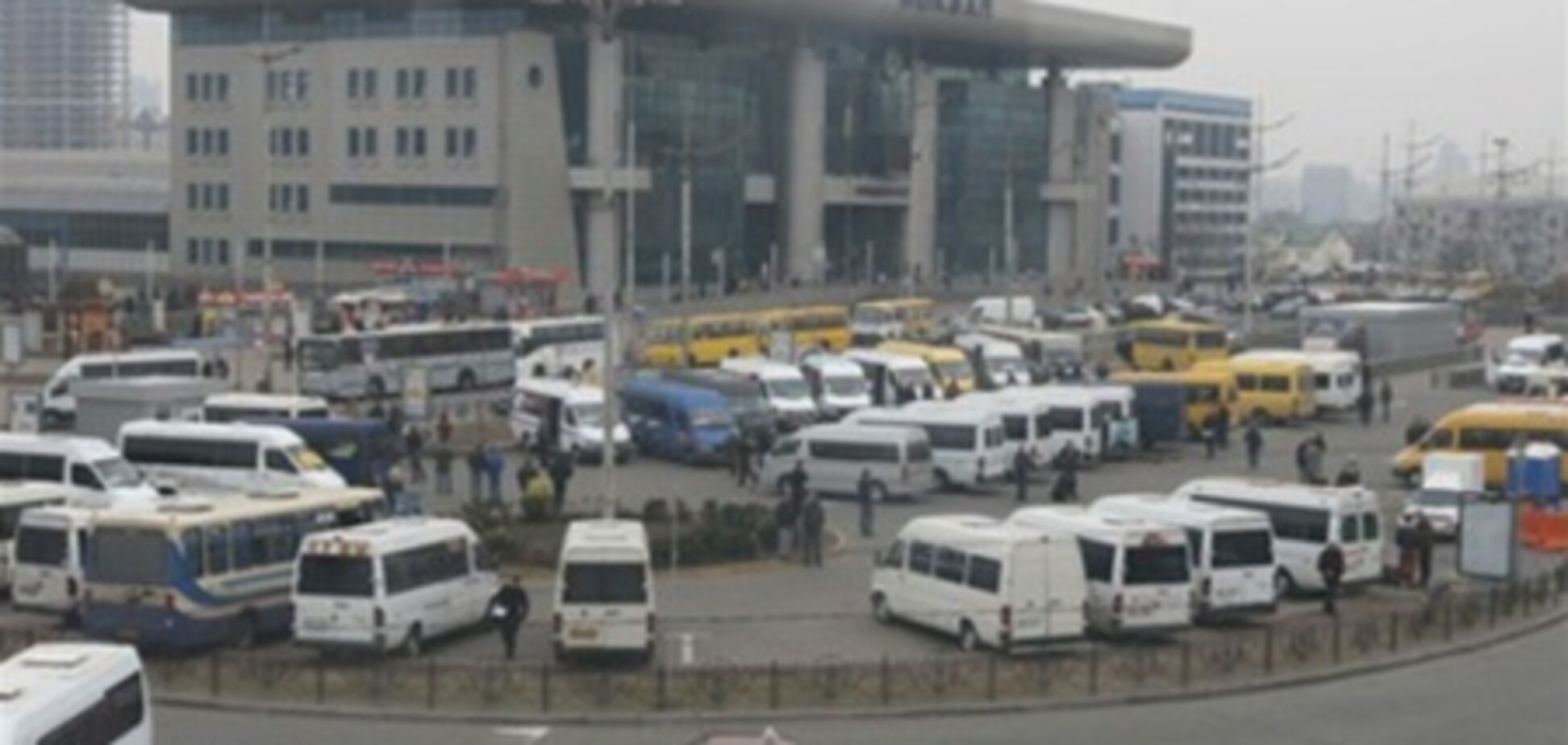 Возле столичного ЖД-вокзала убрали парковку