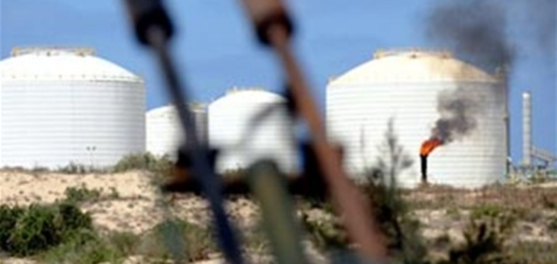 Нафтова війна в Лівії: коаліція бомбить родовища, повстанці зупинили видобуток