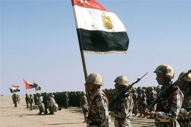 Армія Єгипту обіцяє збивати всі літаки в небі над країною