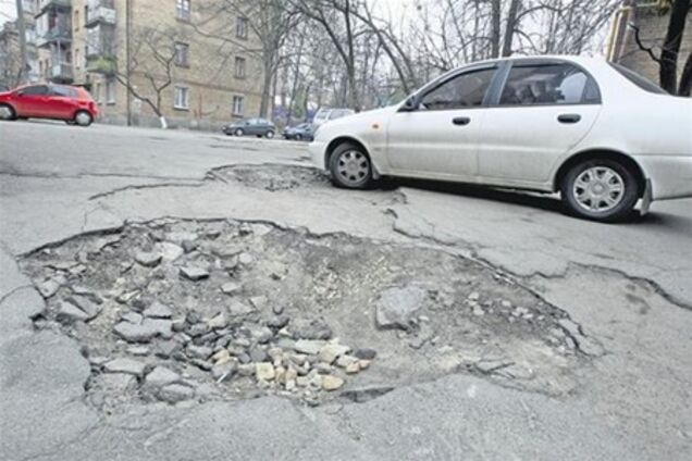 В Киеве из 35 тысяч дорожных ям залатают лишь 10 тысяч