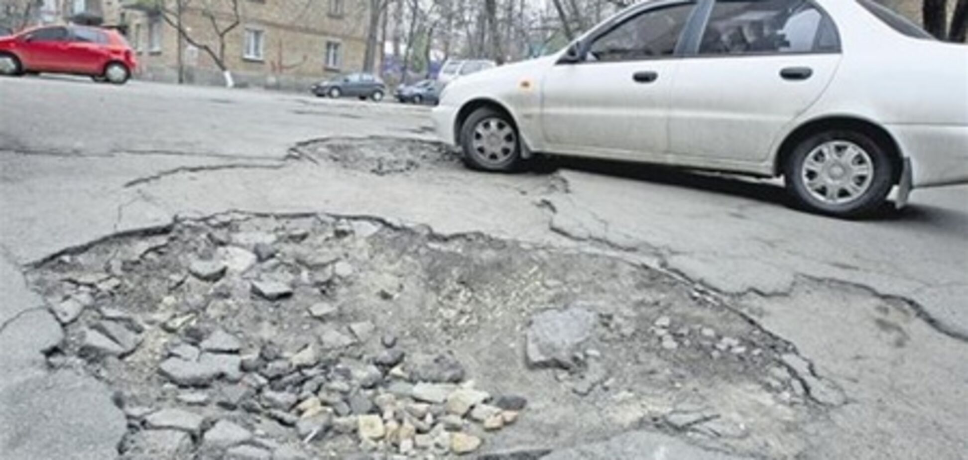 В Киеве из 35 тысяч дорожных ям залатают лишь 10 тысяч
