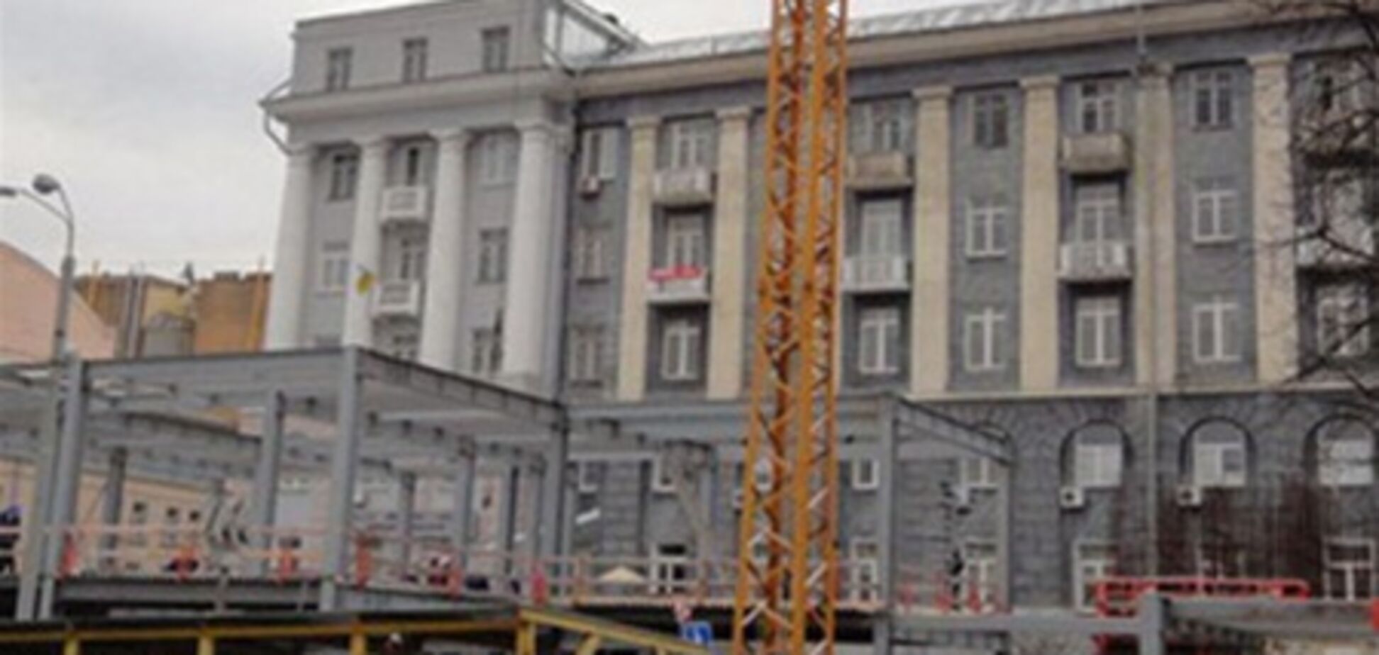 В Киеве начали сносить скандальный недострой на 'Театральной'