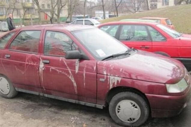 Новый автомобильный маньяк – в Киеве на машины льют кислоту