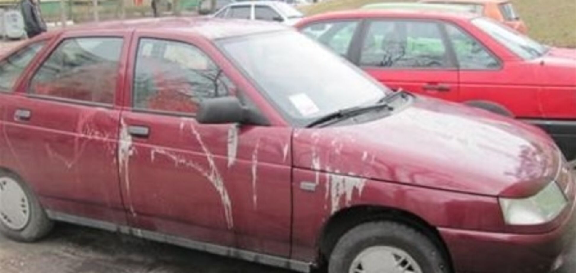 Новый автомобильный маньяк – в Киеве на машины льют кислоту