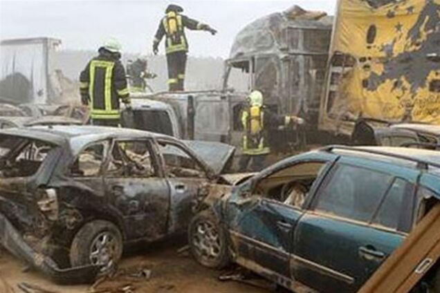  В Германии столкнулись 80 машин: 10 погибших, 97 раненых. Фото