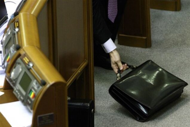 Чиновников обязали декларировать расходы членов семьи