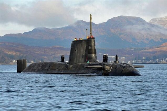 Британские моряки открыли стрельбу на подводной лодке