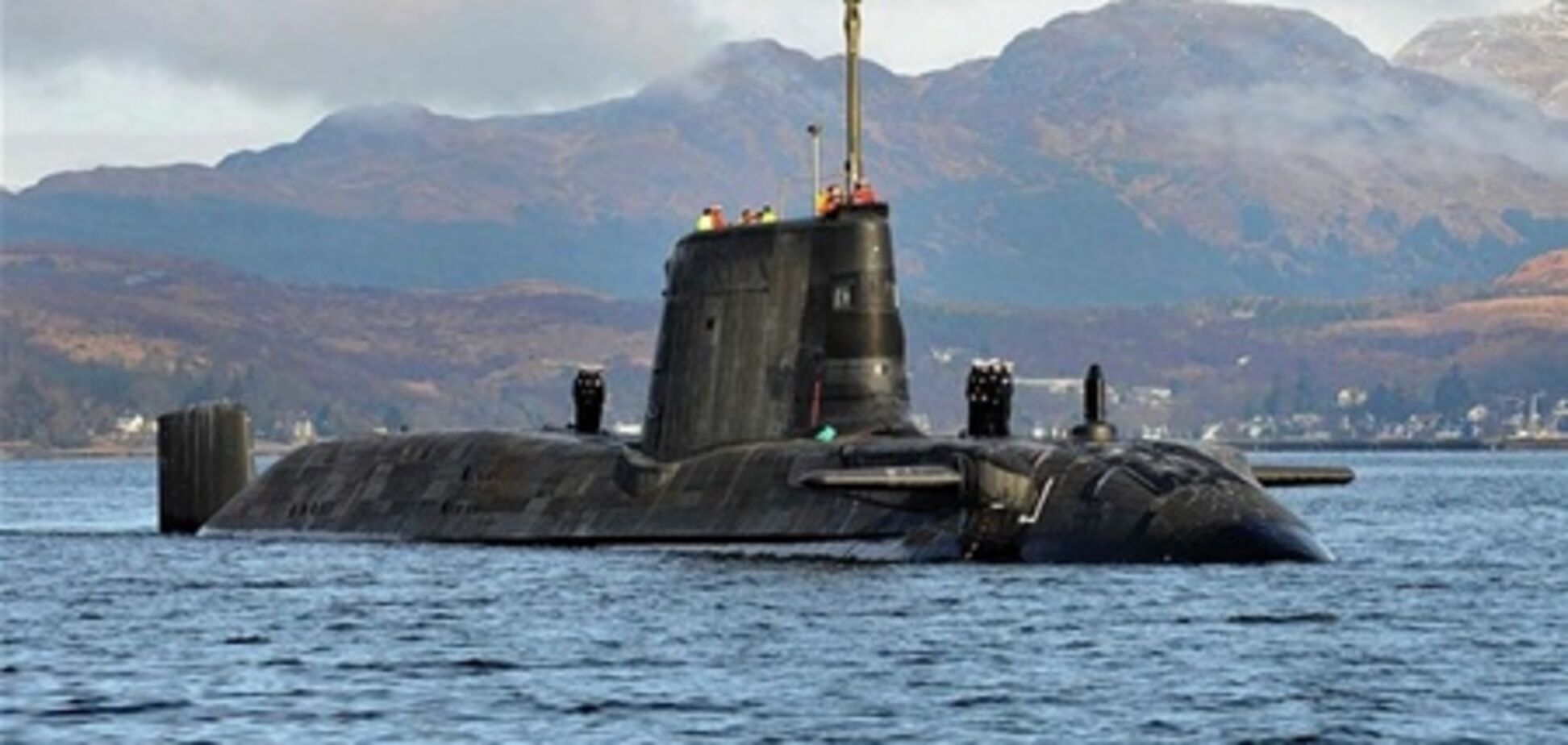 Британские моряки открыли стрельбу на подводной лодке