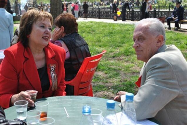 Витренко и Грач поели шашлыка с минералкой. Фото