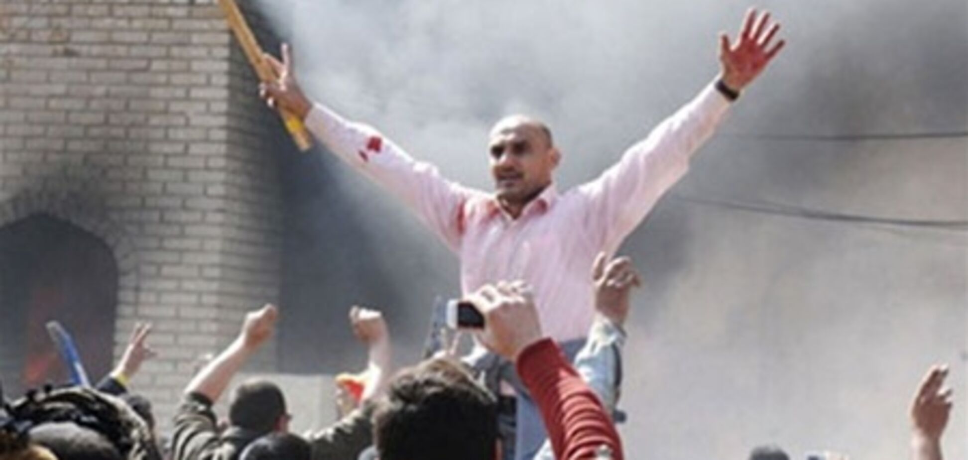 Сторонники Каддафи атаковали здания посольств США, Британии и Италии