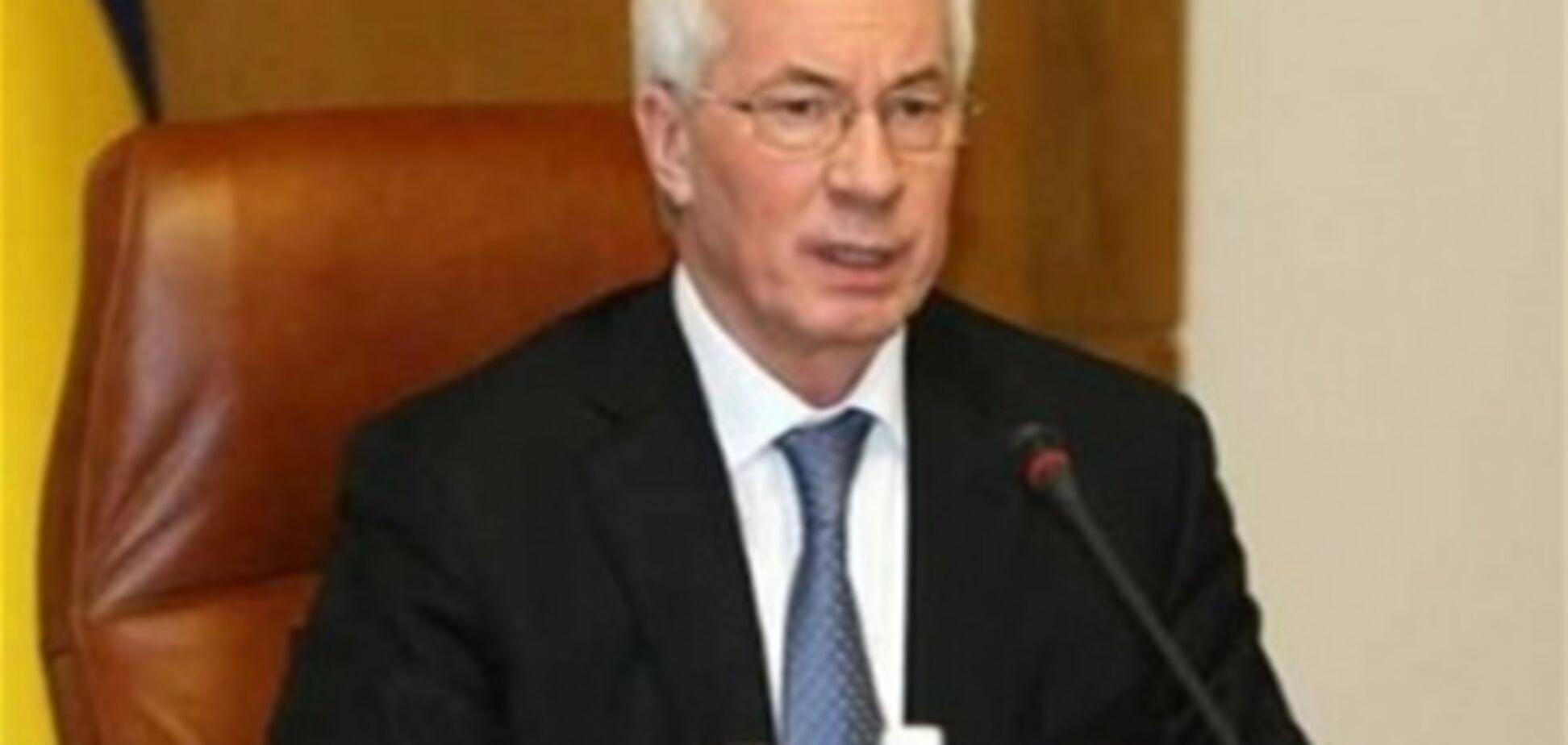 Азаров о сахаре: берите мешками… И по два можно