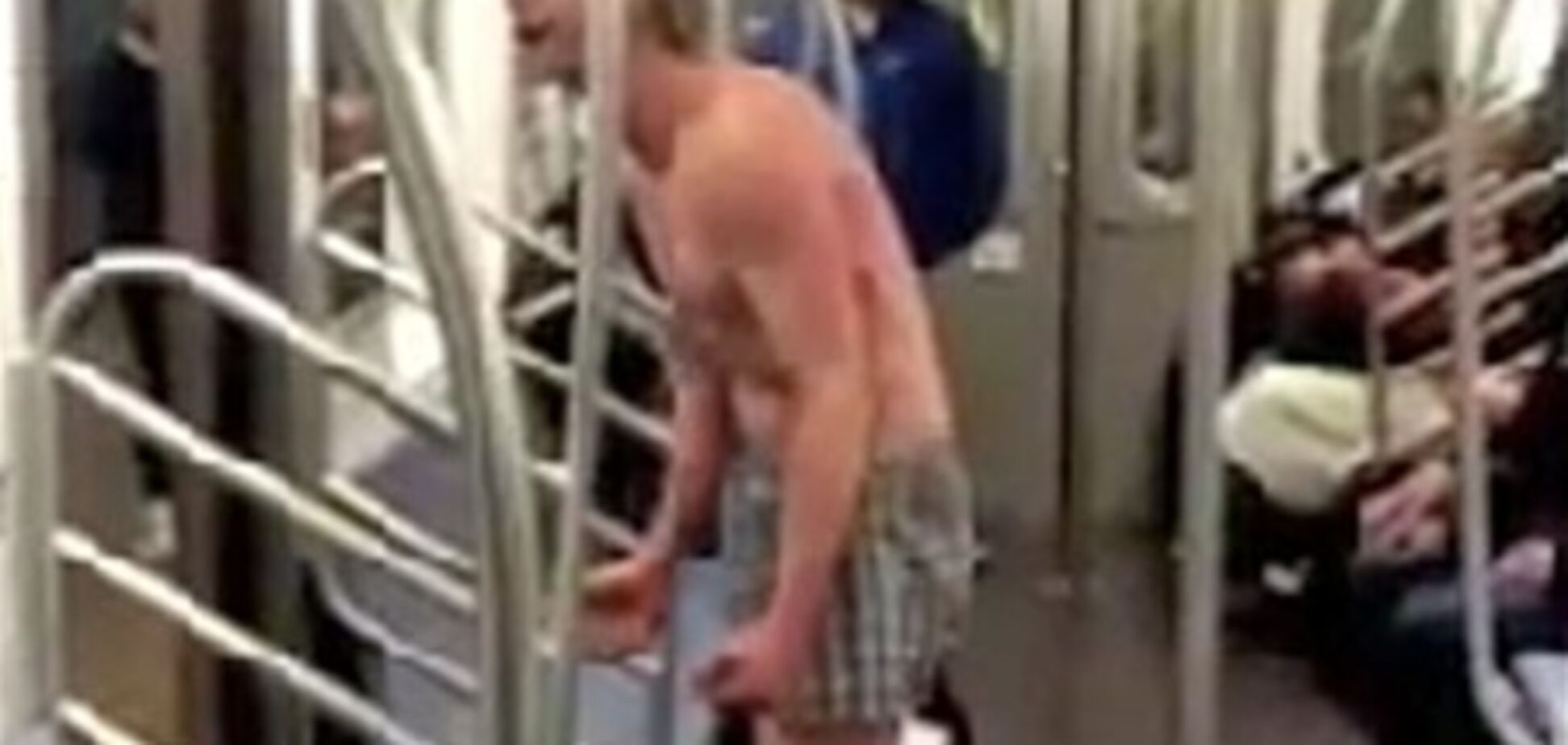 В метро сумасшедший разделся догола и бросался на людей 