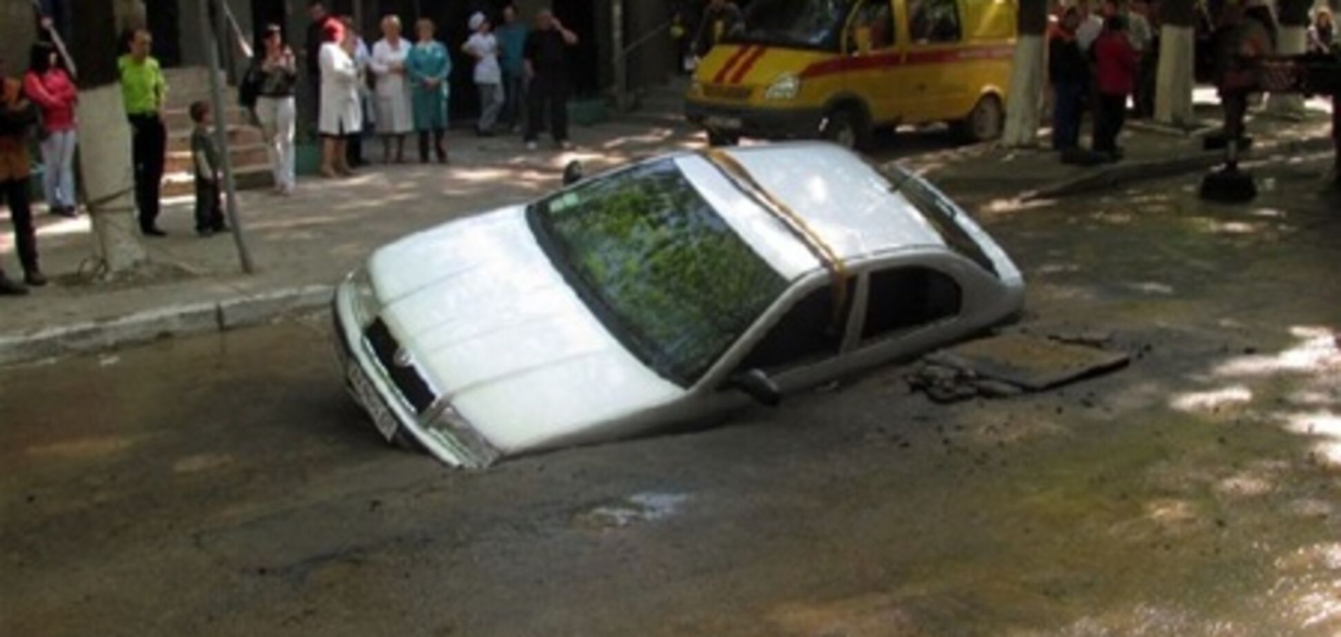 В Харькове Skoda Octavia “нырнула” под землю