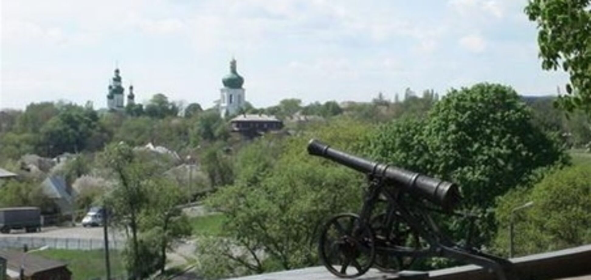 Российское консульство в Чернигове облили черной краской