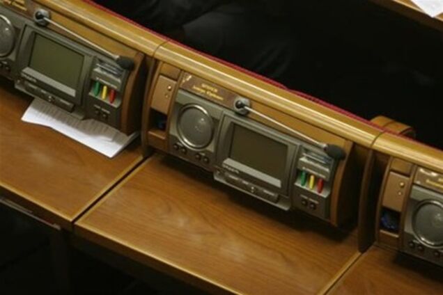 Депутаты разрешили себе и чиновникам не декларировать покупку средненьких машин