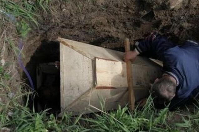 Донецкий пенсионер похоронил себя заживо