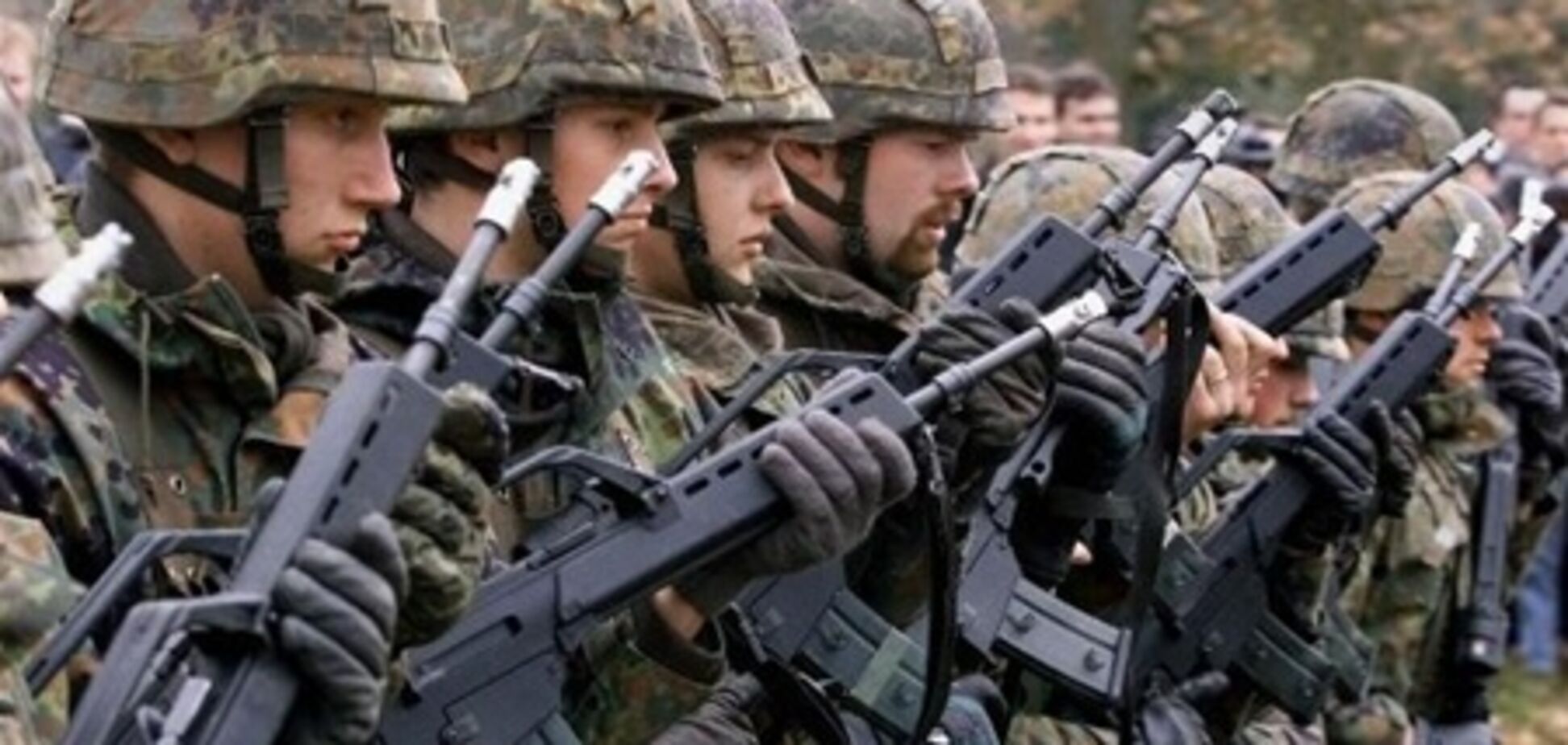 Афганский полицейский открыл огонь по солдатам НАТО