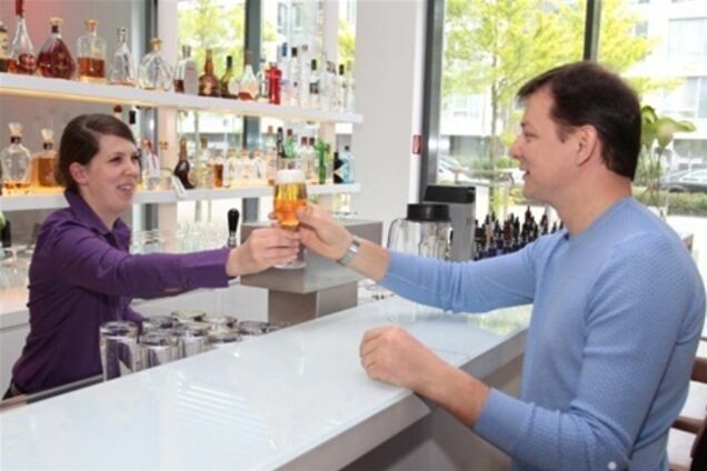 Олег Ляшко впервые попробовал пиво на «Евровидении»!