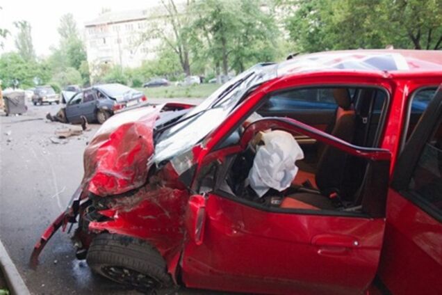 Ужасное ДТП: Hyundai Getz протаранил две машины и такси с женщиной и ребенком. ВИДЕО