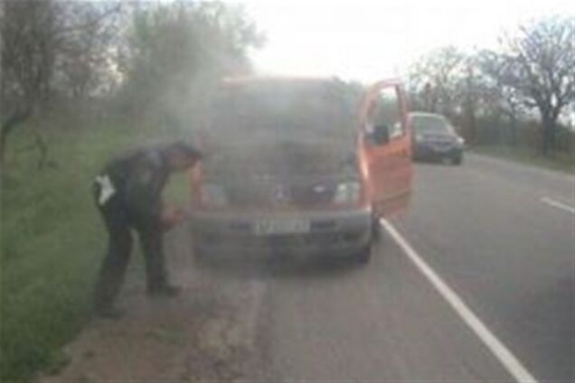 В Крыму инспекторы ГАИ помогли потушить загоревшийся автомобиль Mercedes