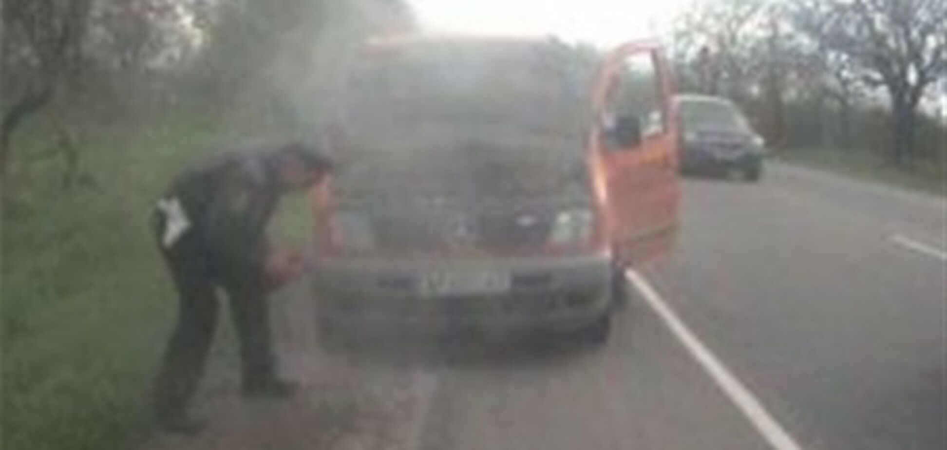 В Крыму инспекторы ГАИ помогли потушить загоревшийся автомобиль Mercedes