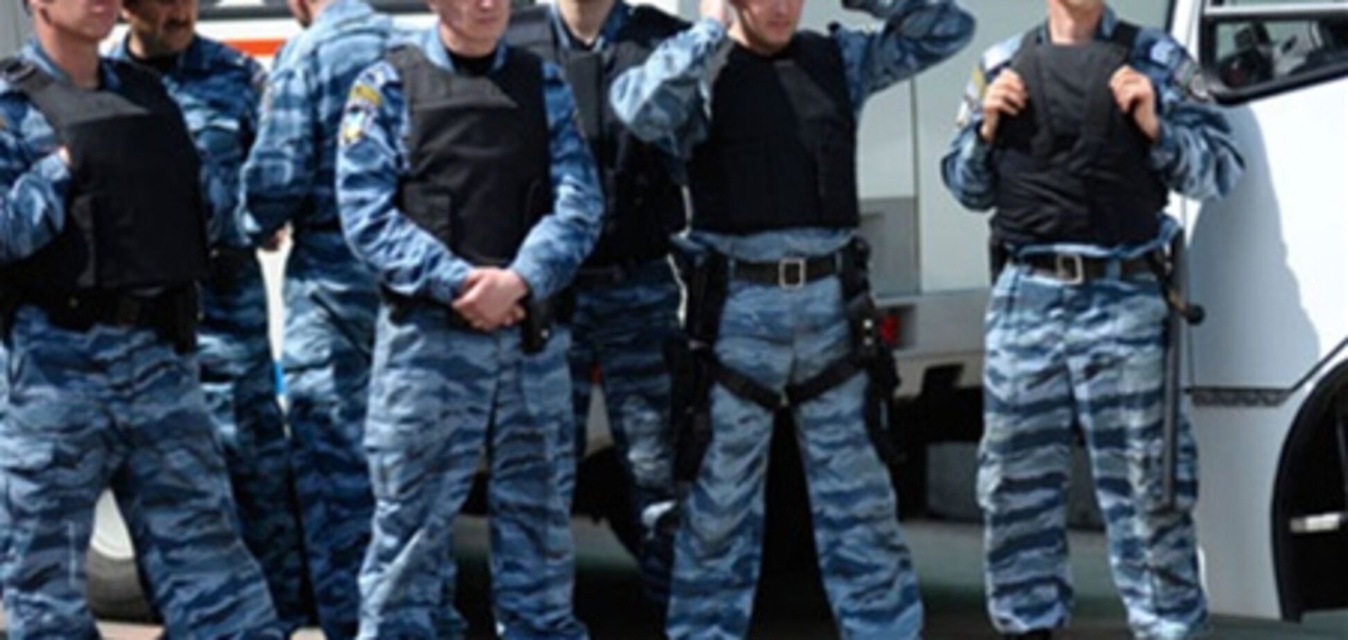 Новая драка на 'Лесном': в милицию кидают дымовые шашки