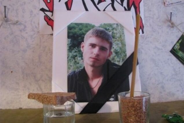 Возле Шевченковского РОВД - митинг к годовщине смерти студента