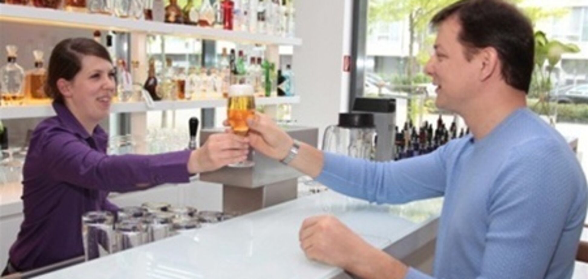 Выпивший депутат Ляшко поет 'День Победы' в Германии