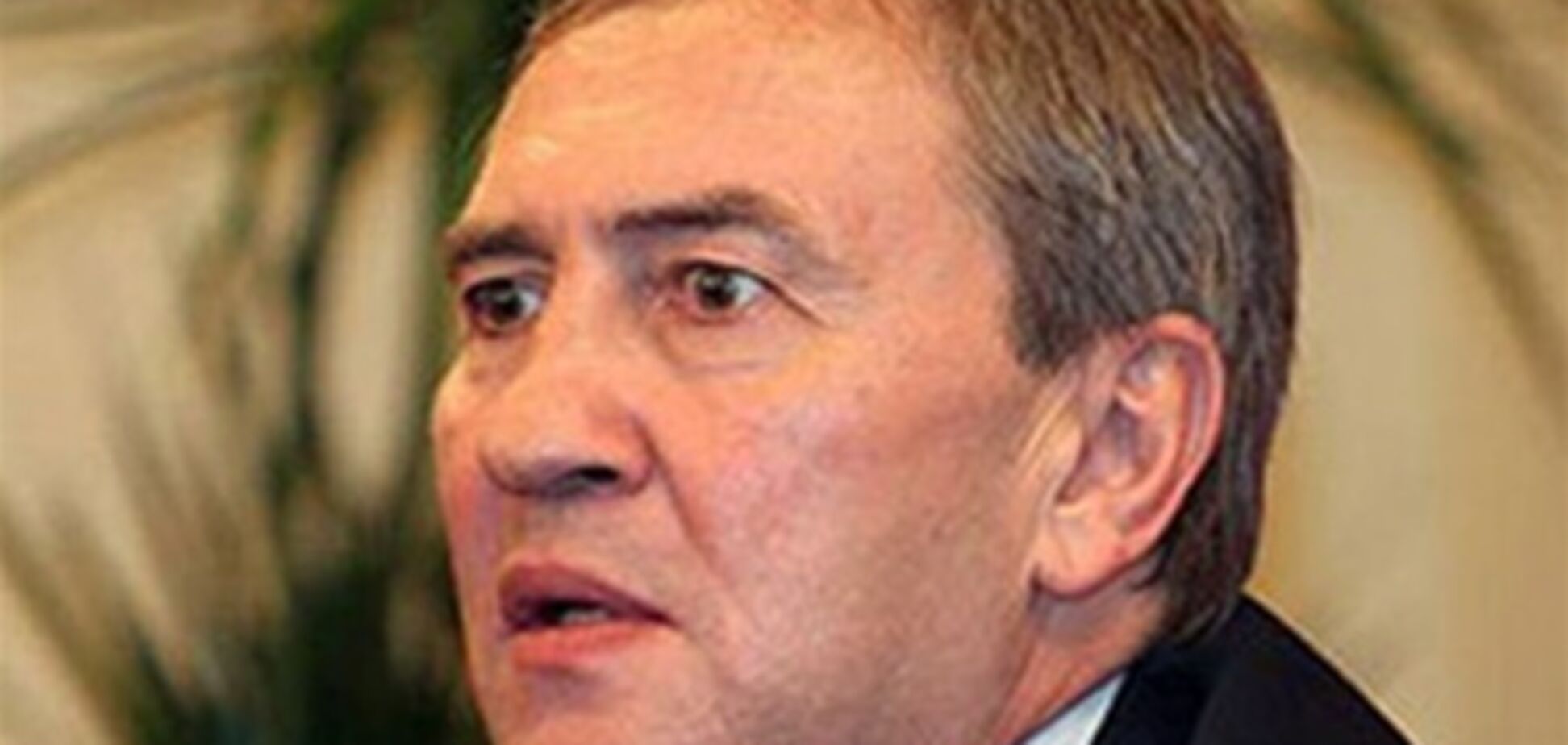 Мэр Черновецкий рассчитал своих домработниц и покинул дом