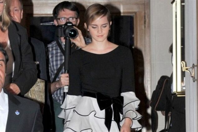 Увесистые ножки Эммы Уотсон в детском платье