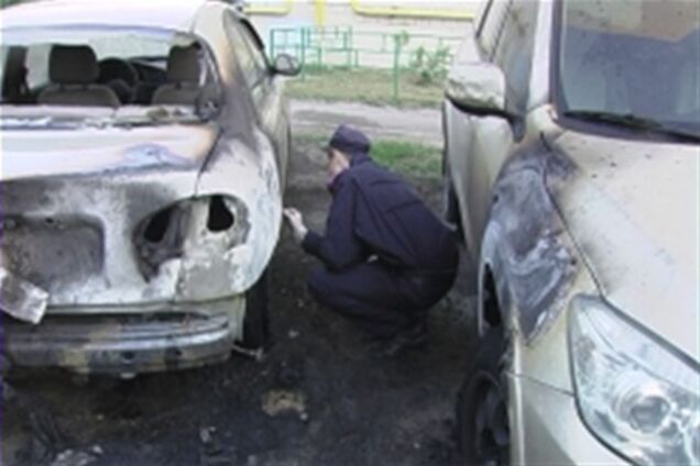 В Деснянском районе вновь горели машины