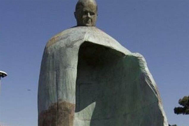 Ватикан сравнил скульптуру Иоанна Павла II c Муссолини