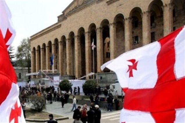 В Грузии полиция стреляет по штурмующим телевидение демонстрантам